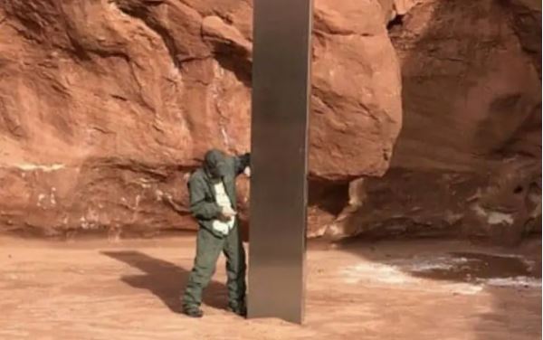 ¿Aliens? Aparece extraño monolito en desierto de Estados Unidos