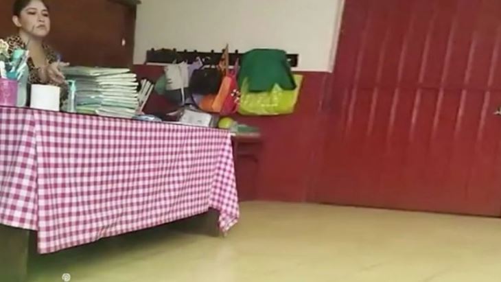 (VÍDEO) Toluca: Despiden a maestra de primaria que aventó libretas de alumnos al suelo