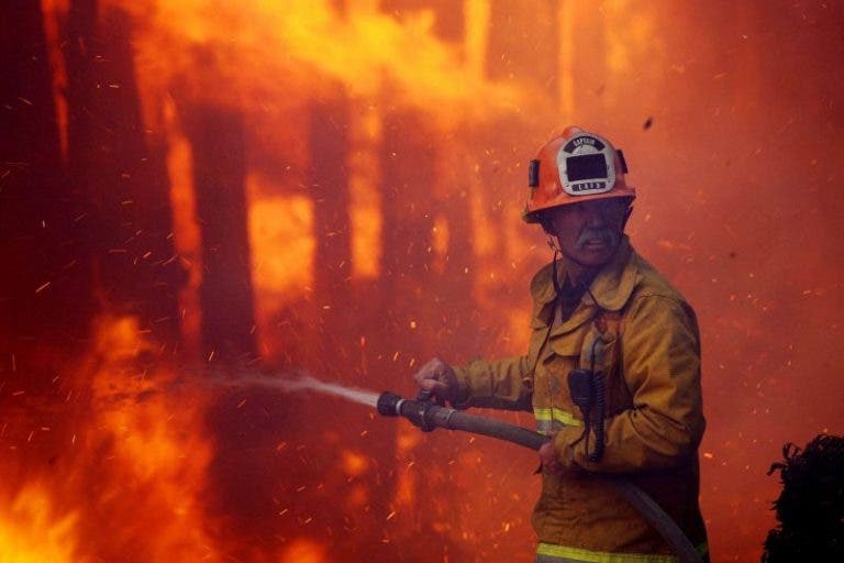 Niño murió abrazando a su perro en uno de los incendios en EE.UU.