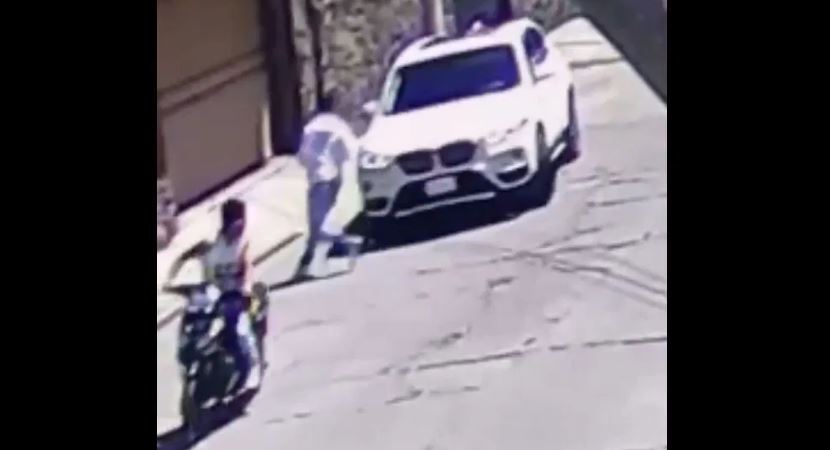 Video: Intentan asaltar a automovilista, pero logra escapar