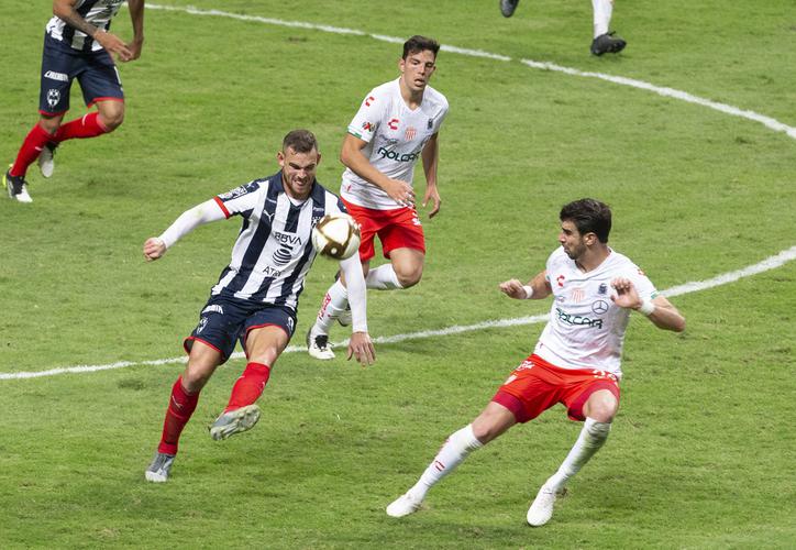 Monterrey se impone 2-1, pero deja con vida a Necaxa