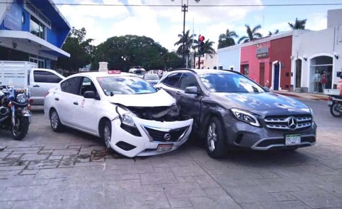 Mérida: Taxi del FUTV choca contra auto particular cerca de Santa Ana