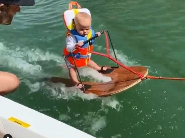 VIDEO: Causa indignación el caso de bebé de seis meses que hace esquí acuático