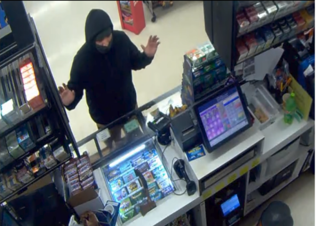 VIDEO: Frustra robo y es despedido porque la tienda aplica “tolerancia cero” con las armas
