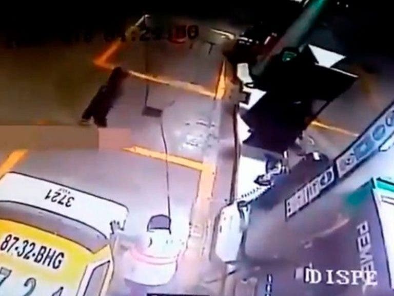 (VÍDEO) Taxista carga $700 pesos de gasolina y huye sin pagar