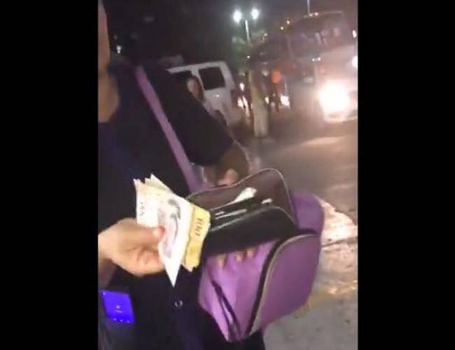 Se negó a pagar un taxi y ahora la llaman #LadyBilletes