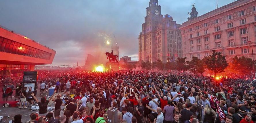 Liverpool condena festejos masivos de sus aficionados