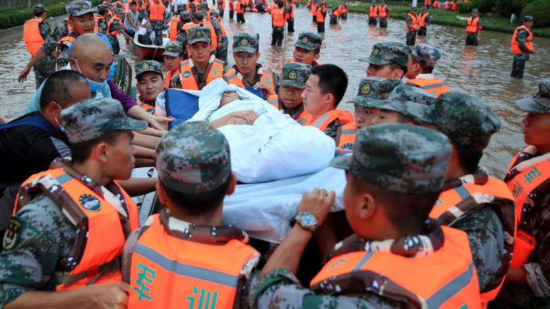 Inundaciones en China: Hombre sobrevivió 3 días en estacionamiento subterráneo