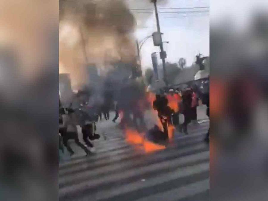 Encapuchadas se incendian al lanzar bombas molotov a policías