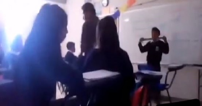 (VIDEO) Maestro pone cinta adhesiva a alumnos en la boca como castigo