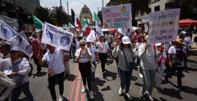 Cientos de trabajadores del PJ marchan del Monumento a la Revolución al Zócalo