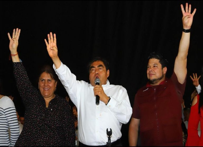 Entregan constancia a Barbosa como gobernador electo de Puebla
