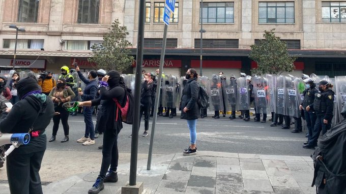 (VIDEO) Chocan feministas y policías en las afueras del Palacio Nacional