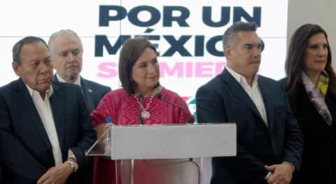 Xóchitl pide al INE cancelar las mañaneras de López para que deje de hacer campaña