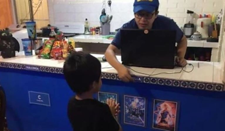 Creó todo un cine para que su hijo viera una película