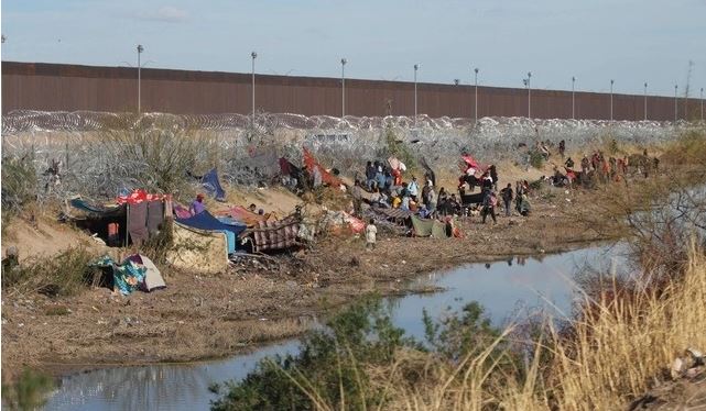 Migrantes intentan cruzar masivamente a EE.UU. derribando malla ciclónica