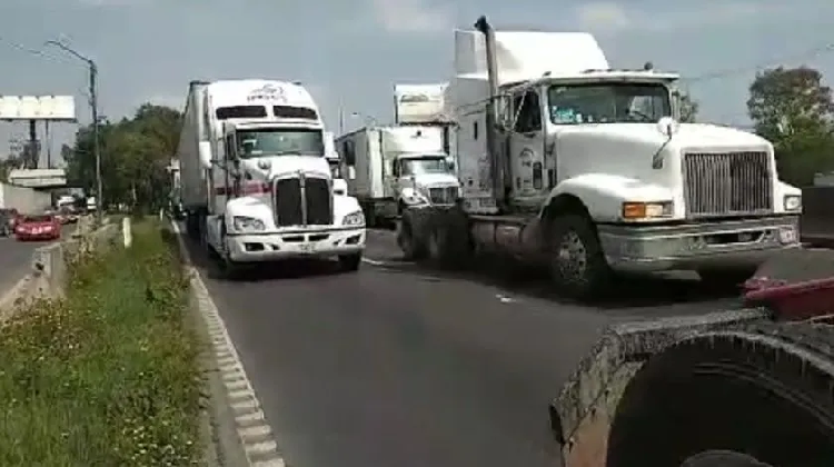 Camioneros bloquean totalmente autopista México-Querétaro