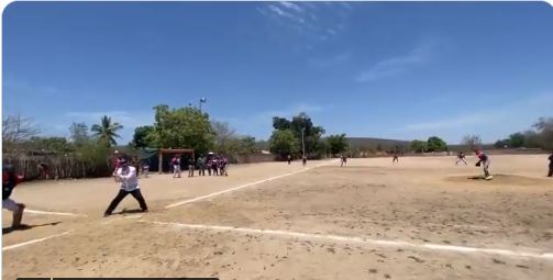 (VÍDEO) López Obrador se da tiempo para jugar beisbol durante gira por Sinaloa