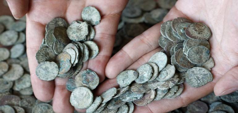 Reino Unido: Hallan un tesoro de 557 monedas de oro y plata de la época de la peste negra