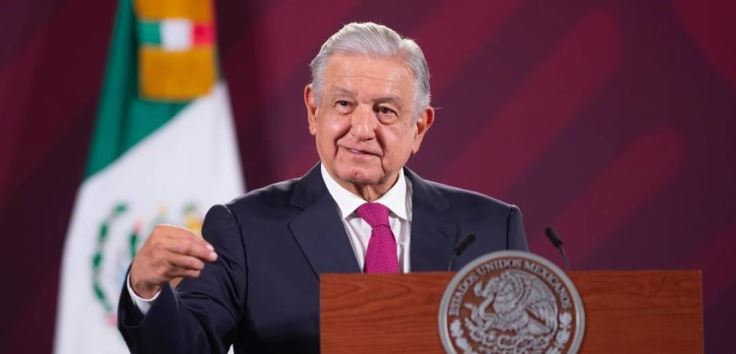 Campaña anticipada: AMLO dice que no está prohibido que corcholatas vayan a medios "adversarios"