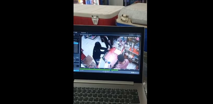 (Video) Sujetos encapuchados y armados asaltan tienda de abarrotes de Akil
