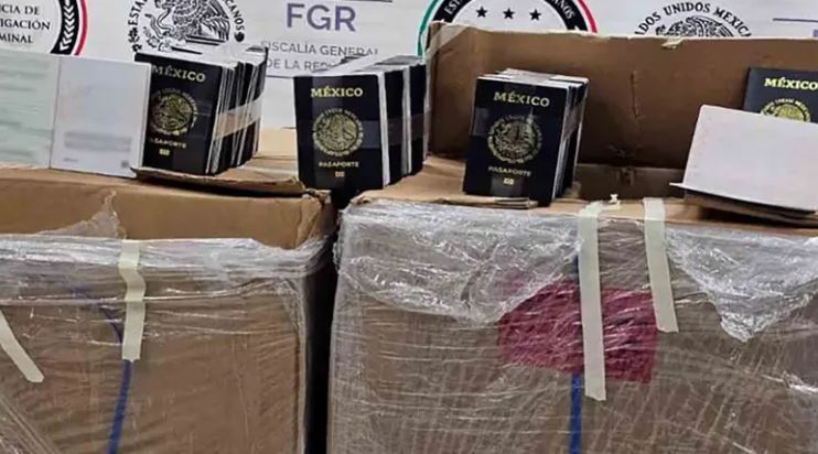 Caen dos con más de 1,300 pasaportes robados de la SRE