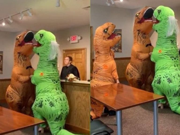 VIDEO: "Dinosaurios" se casan para no extinguirse... La boda chistosa