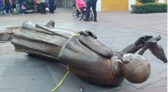 Jalisco: Conductor ebrio derribó estatua del Papa Juan Pablo II