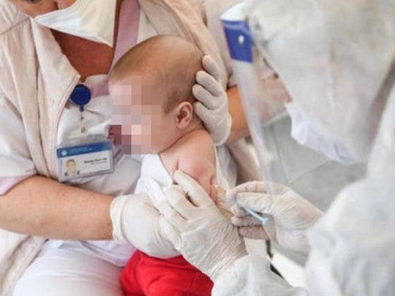 Chile: Bebé de seis meses recibe por confusión vacuna contra el Covid