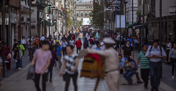 Gatell pide “quédate en casa” y AMLO pide perder el miedo para salir a la calle