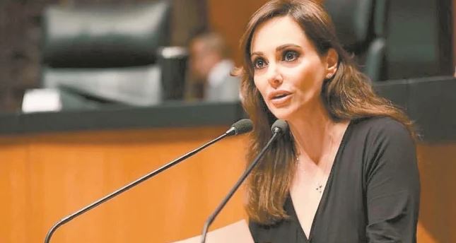 Como perros, Ackerman truena los dedos a senadores de Morena: Lilly Téllez