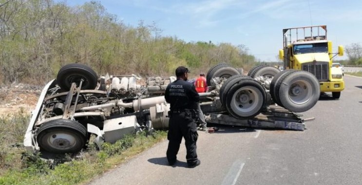 Tráiler vuelca con más de 20 ton. de pollos en la Mérida-Cancún