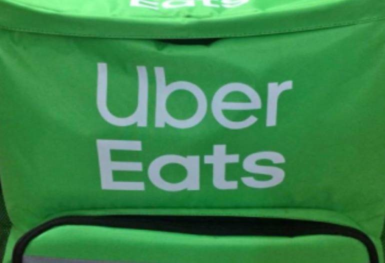 Venden mochilas de Uber Eats en Facebook desde 200 pesos