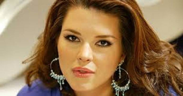 Alicia Machado sufre caída durante programa en vivo