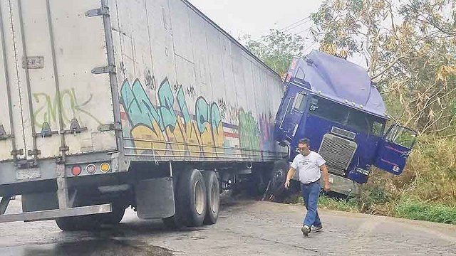 Por exceso de velocidad un tráiler quedó atravesado en el Periférico de Mérida