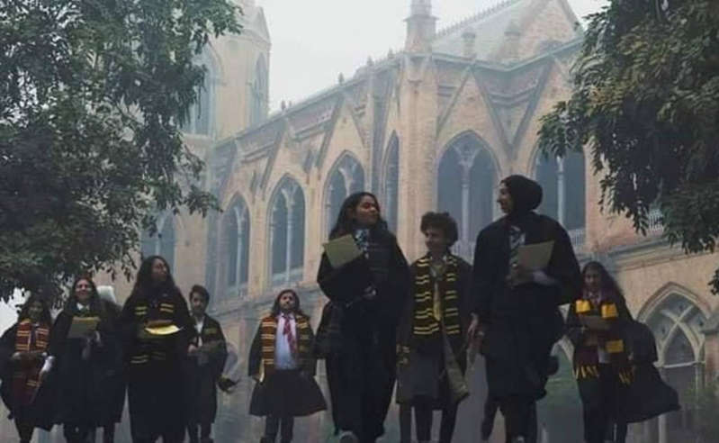 Estudiantes convierten su Universidad en Hogwarts