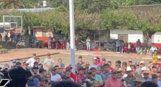 Michoacán: Indígenas hartos del crimen se arman contra cárteles