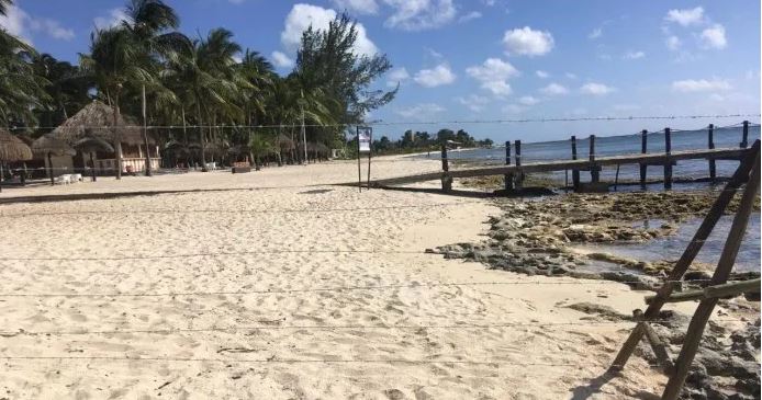 ¡Con alambre de púas! Intenta hotel de Cozumel privatizar playa en cuarentena