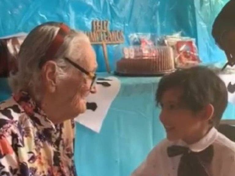 Niño recrea escena de ‘Coco’, cantandole a su bisabuelita de 99 años