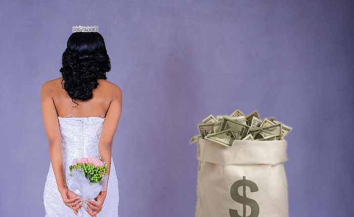 ¡En serio! Mujer cobra 50 dólares a sus invitados para entrar a su boda