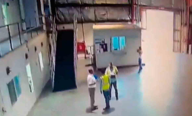 (VÍDEO) Despiden a hombre del trabajo y regresa a matar al jefe; así quedó grabado