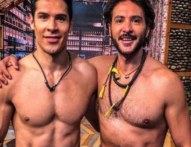 El 'Yoga Teachaer' sale del closet y presenta a su pareja