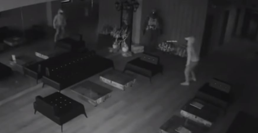 VIDEO: Ladrón se asusta con su propio reflejo y sale corriendo