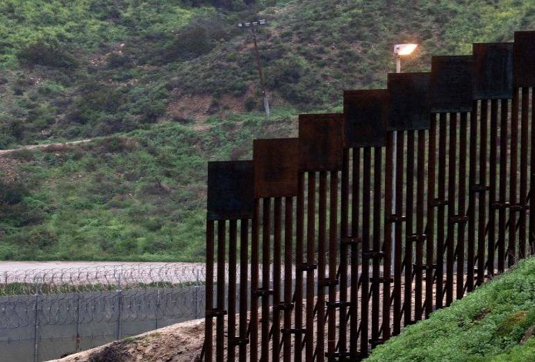 Trump buscará 8,000 millones de dólares para el muro con México