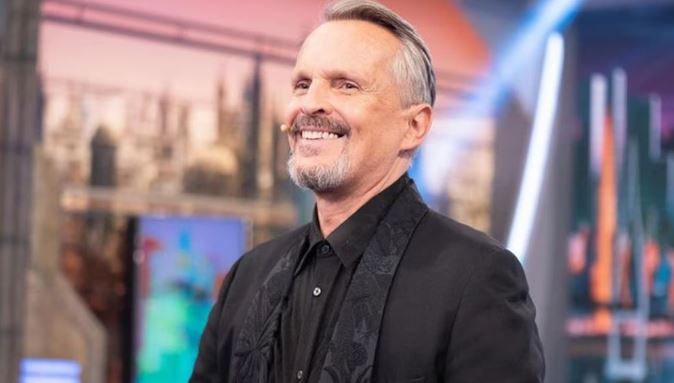 Bosé revela que tras robar su casa, los delincuentes le pidieron tomarse una "selfie"