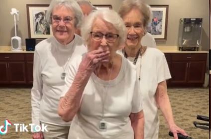 (VÍDEO) Abuelitas recrean el show del medio tiempo del Super Bowl LVII de Rihanna