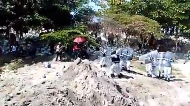 (VÍDEO) A pedradas migrantes vencen a Guardia Nacional y cruzan río Suchiate