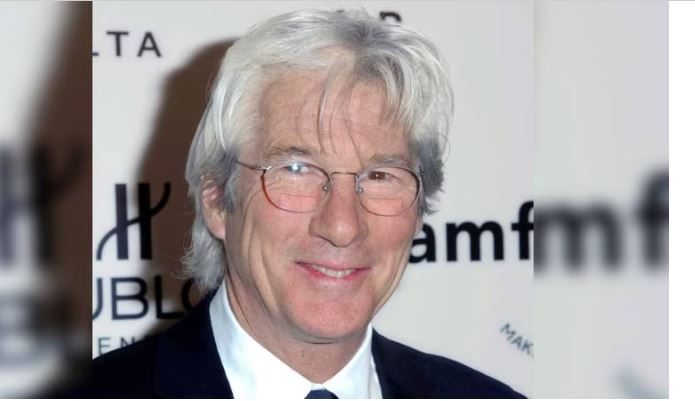 Richard Gere reaparece en público tras internarse por neumonía en México