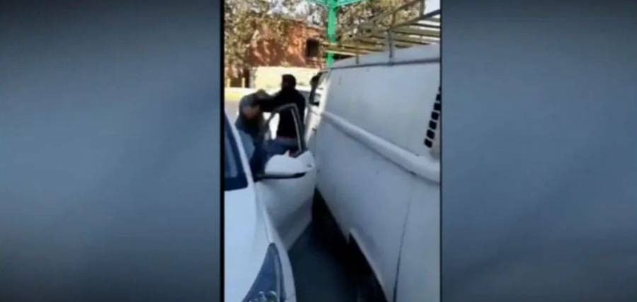VIDEO: Dos conductores chocan y se lían a golpes en Nuevo León