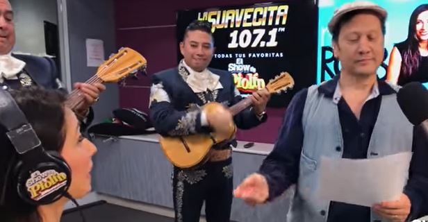 VIDEO: Rob Schneider canta “La Bikina” en “espanglish”: “Amigo ya eres mexicano”